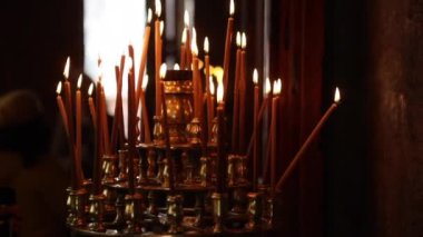 Ortodoks kilisesinde yanan mumları olan büyük bir kilise altın şamdanı.
