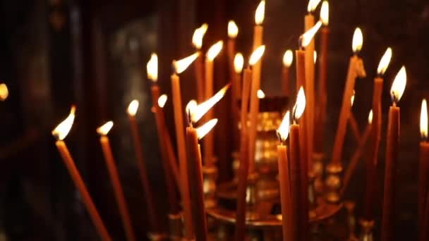 Grande castiçal de ouro de igreja com velas ardentes em igreja ortodoxa — Vídeo de Stock