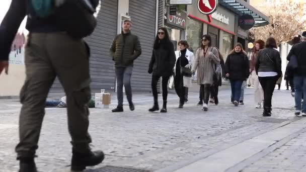 Aten, Grekland.Murch 2022 - folk promenerar på huvudgatan för shopping — Stockvideo