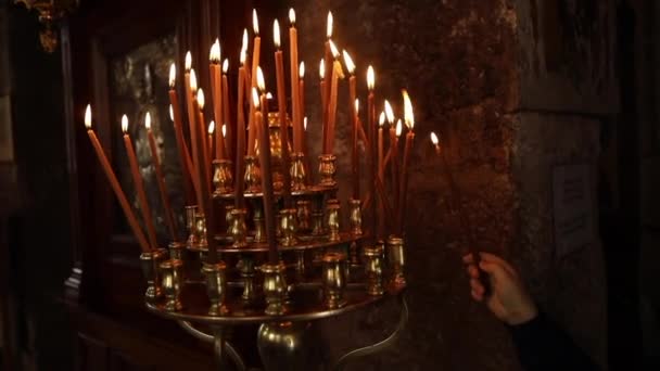 Duży kościół złoty świecznik z płonącymi świecami w cerkwi prawosławnej — Wideo stockowe