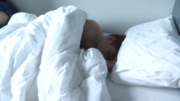 Śpiący Chłopczyk Leżący Łóżku Płaczący Zmęczone Dziecko Sypialni — Wideo stockowe