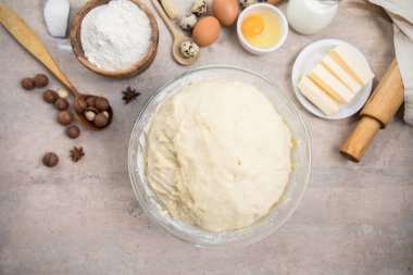Yenilmiş un ve mutfak gereçleri, bir fırın kabı, masada yumurtalı bir merdane. Pişirme, pişirme konsepti. Şef ekmek ve zencefilli kurabiye yapıyor. Aşçı hamur yoğurur ve yuvarlar..