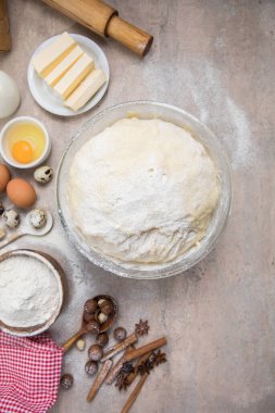 Yenilmiş un ve mutfak gereçleri, bir fırın kabı, masada yumurtalı bir merdane. Pişirme, pişirme konsepti. Şef ekmek ve zencefilli kurabiye yapıyor. Aşçı hamur yoğurur ve yuvarlar..