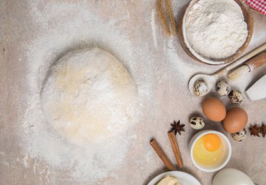 Yenilmiş un ve mutfak gereçleri, bir fırın kabı, masada yumurtalı bir merdane. Pişirme, pişirme konsepti. Şef ekmek ve zencefilli kurabiye yapıyor. Aşçı hamur yoğurur ve yuvarlar..
