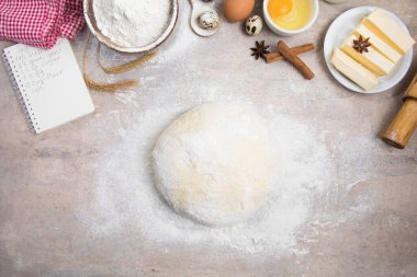 Yenilmiş un ve mutfak gereçleri, bir fırın kabı, masada yumurtalı bir merdane. Pişirme, pişirme konsepti. Şef ekmek ve zencefilli kurabiye yapıyor. Aşçı hamur yoğurur ve yuvarlar..
