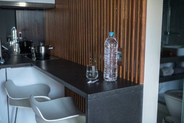 Su şişesi, bir bardak su ve hap.