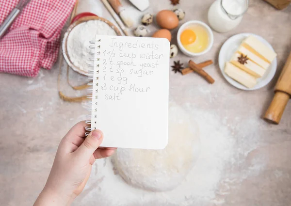 Blanco Notitieboekje Voor Recepten Handen Van Kinderen — Stockfoto