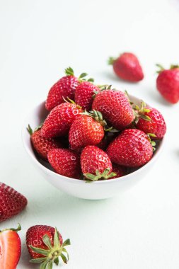 Yaz tatlısı. Çilek. Organik olgun meyveler..