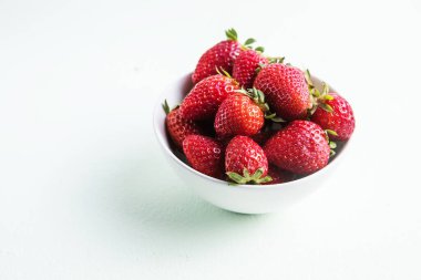 Yaz tatlısı. Çilek. Organik olgun meyveler..