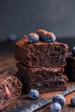 Siyah arka planda bir yığın browni. Nefis ev yapımı çikolatalı tatlı.