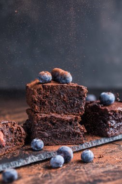 Siyah arka planda bir yığın browni. Nefis ev yapımı çikolatalı tatlı.
