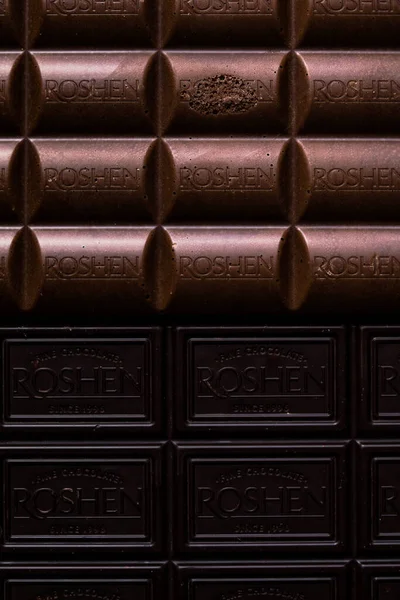Stukje Donkere Chocolade Geïsoleerd Witte Achtergrond — Stockfoto