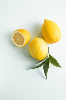 Yarım limon ve tam limon, küçük gölgeli. Sağlıklı gıda geçmişi.
