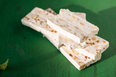 Tahta masada bademlerle dilimlenmiş beyaz fındık.