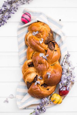 Geleneksel Tsoureki pişirilmiş Yunan Paskalya tatlı ekmeği. Paskalya zamanı, bahar zamanı. Tatil yemeği konsepti. Üst görünüm, düz görünüm, kopyalama alanı