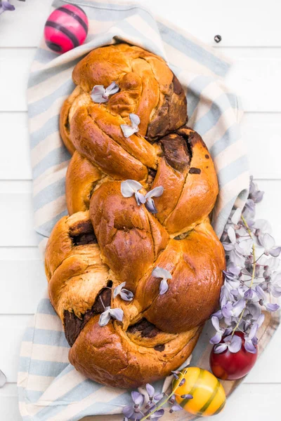 Geleneksel Tsoureki pişirilmiş Yunan Paskalya tatlı ekmeği. Paskalya zamanı, bahar zamanı. Tatil yemeği konsepti. Üst görünüm, düz görünüm, kopyalama alanı