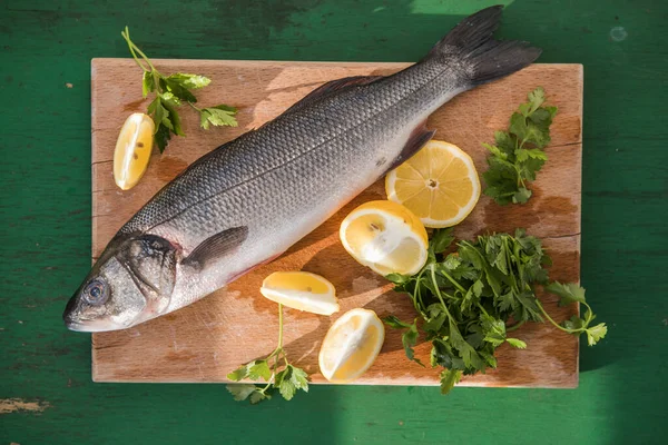 Sibas balık nükteli malzemeleri kesim tahtasında pişirmek ya da ızgara yapmak için. Üst görünüm, alanı kopyala