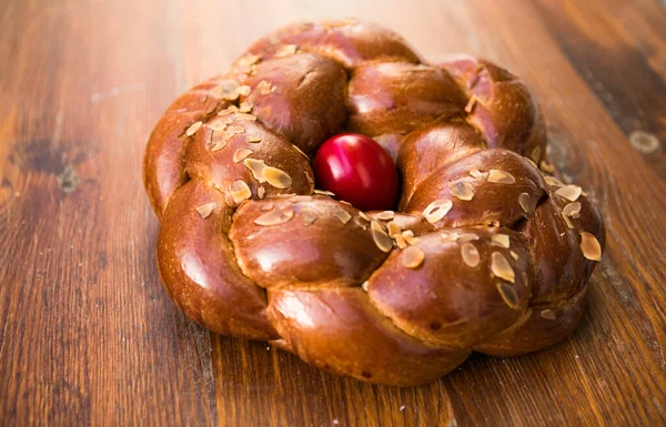 Tsoureki Tradicional Griego Horno Pascua Pan Dulce Adornado Con Almendras —  Fotos de Stock