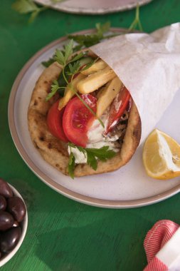 Tzatziki soslu taze sebzeli Yunan tavuğu souvlaki on pita