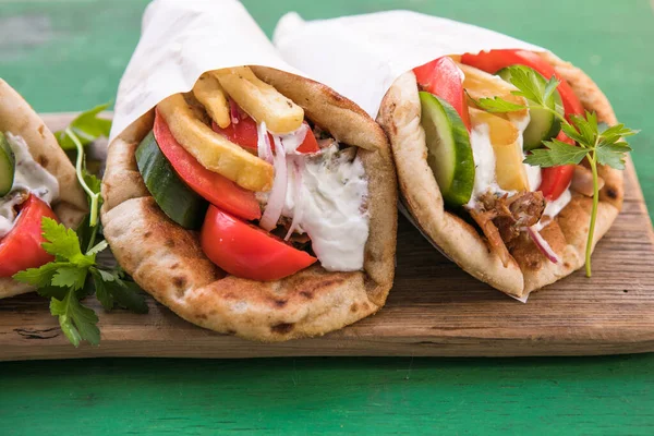 Görög Csirke Souvlaki Ona Pita Friss Zöldségekkel Tzatziki Szósszal — Stock Fotó