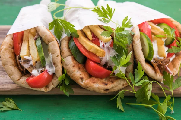 Greek Chicken Souvlaki Ona Pita Fresh Vegetables Tzatziki Sauce — Stock Photo, Image