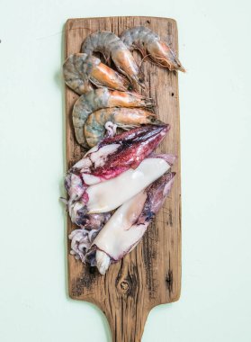 Karışık deniz ürünleri ahtapot, karides, kalamar mürekkep balığı içerir. Deniz ürünleri ve et tabağı. Akdeniz mutfağı lokantası yemekleri.