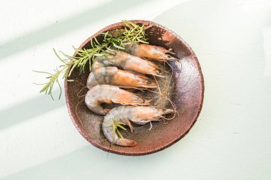 Çiğ kaplan karidesleri, karidesler beyaz arkaplanda, metin için kopya alanı