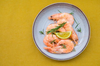 Kaplan karides seti, kumaş yüzeyinde, üst görünüm düz, metin için kopyalama alanı ile