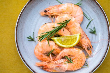 Kaplan karides seti, kumaş yüzeyinde, üst görünüm düz, metin için kopyalama alanı ile