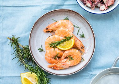 Kaplan karides seti, kumaş yüzeyinde, üst görünüm düz, metin için kopyalama alanı ile