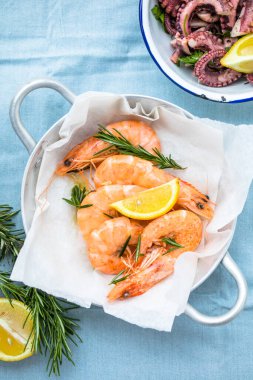 Kaplan karides seti, kumaş yüzeyinde, üst görünüm düz, metin için kopyalama alanı ile