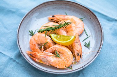 Kaplan karides seti, kumaş yüzeyinde, üst görünüm düz, metin için kopyalama alanı ile