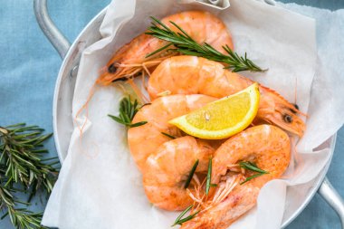 Kaplan karides seti, kumaş yüzeyinde, üst görünüm düz, metin için kopyalama alanı ile