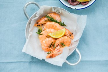 Kaplan karides seti, kumaş yüzeyinde, üst görünüm düz, metin için kopyalama alanı ile