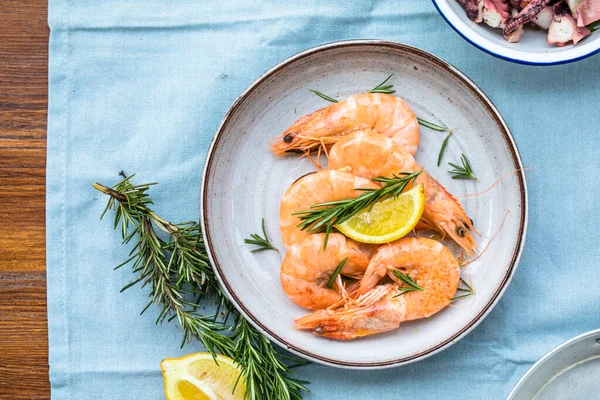 Kaplan karides seti, kumaş yüzeyinde, üst görünüm düz, metin için kopyalama alanı ile