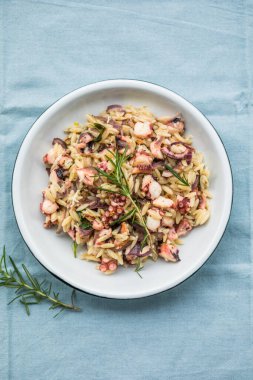 taptaze ve lezzetli ahtapotlu Yunan Kritharaki