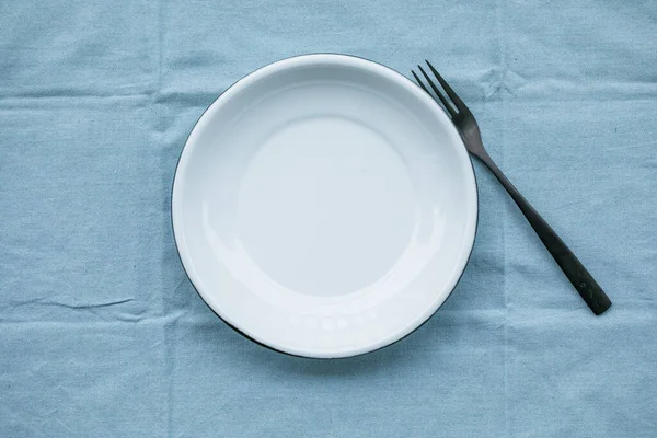 Assiette Blanche Vide Sur Fond Tissu Bleu — Photo