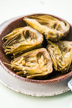 ızgara sanatsal düz beyaz arka planda yatıyordu