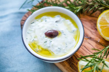 Salatalık, zeytin ve ekmek ile Tzatziki sosundan oluşan tipik Yunan atıştırmalıkları