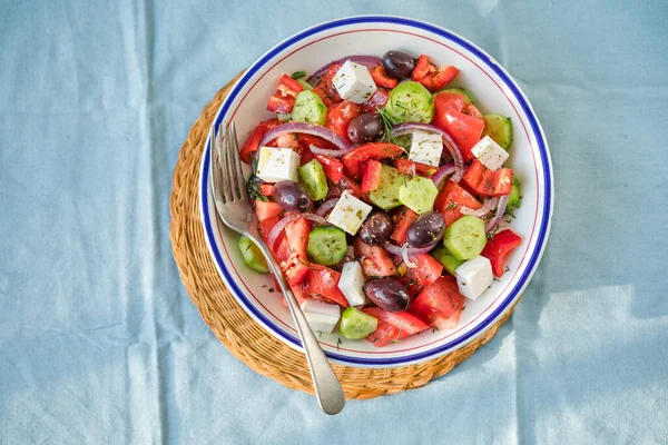 Griechischer Salat Mit Feta Käse Oliven Tomaten Gurken Und Roten — Stockfoto