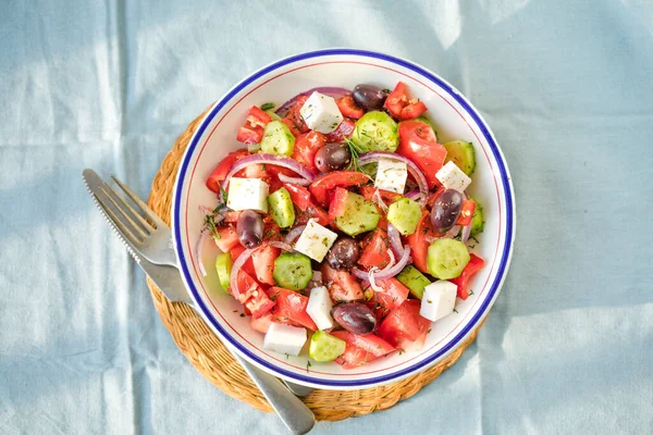 Griechischer Salat Mit Feta Käse Oliven Tomaten Gurken Und Roten — Stockfoto