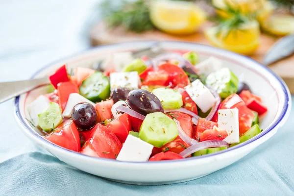 Griechischer Salat Mit Feta Käse Oliven Tomaten Gurken Und Roten — Stockfoto