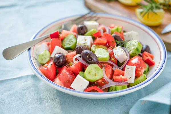 Griechischer Salat Mit Feta Käse Oliven Tomaten Gurken Und Roten — Stockfoto