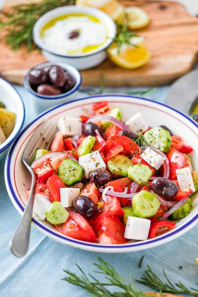 Griechischer Salat Mit Feta Käse Oliven Kirschtomaten Paprika Gurken Und — Stockfoto