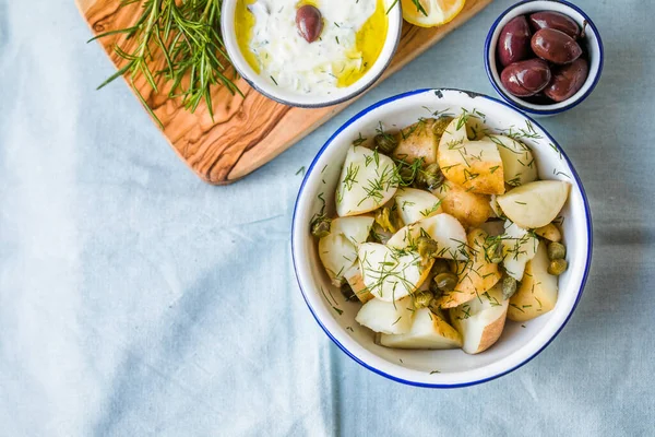 Insalata Patate Con Aneto Olive Una Ciotola Fondo Blu Cibo — Foto Stock