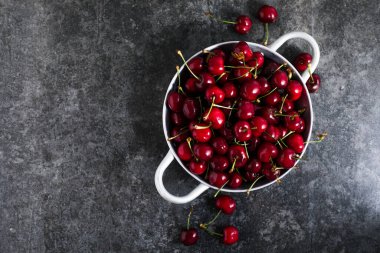 Masada taze kiraz meyvesi.