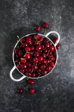 Masada taze kiraz meyvesi.