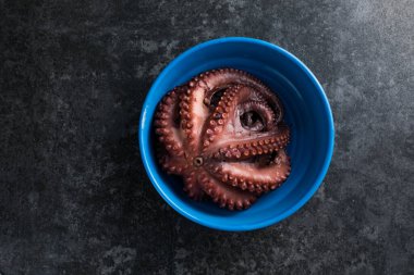 Ahtapot tencerede kaynatılır..