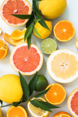 Turuncu, limon, limon greyfurt gibi farklı türde taze dilimler.