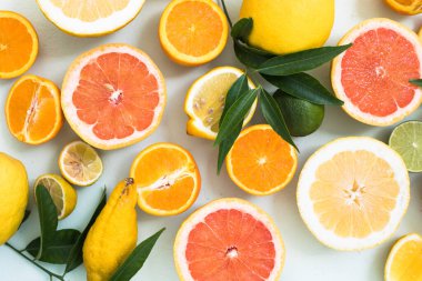 Turuncu, limon, limon greyfurt gibi farklı türde taze dilimler.